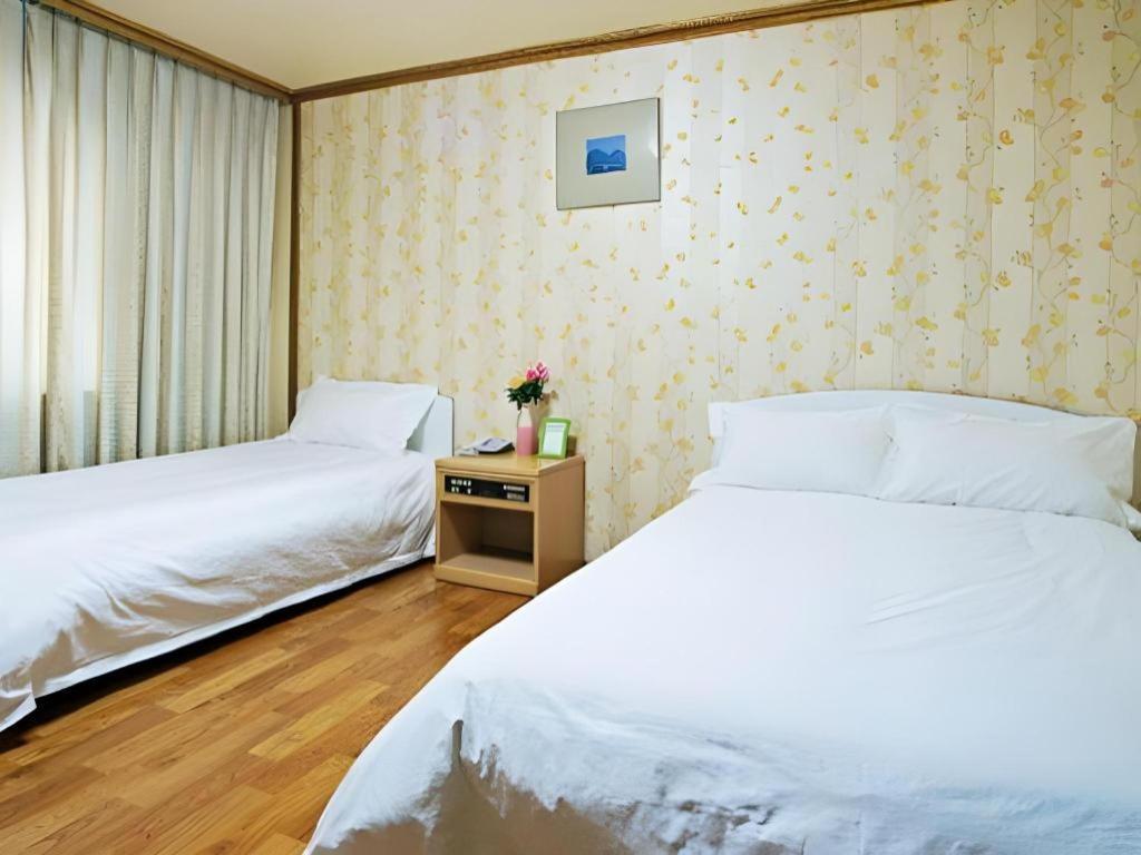 Emerald Hotel Jeju Exterior photo