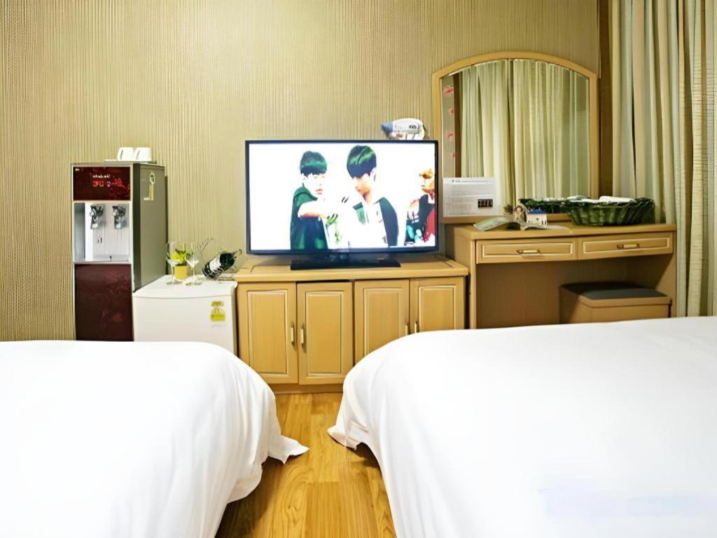 Emerald Hotel Jeju Exterior photo
