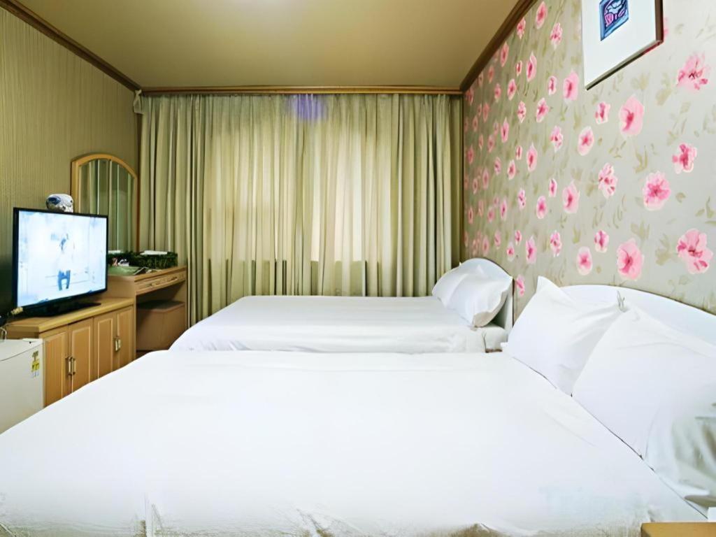 Emerald Hotel Jeju Exterior photo