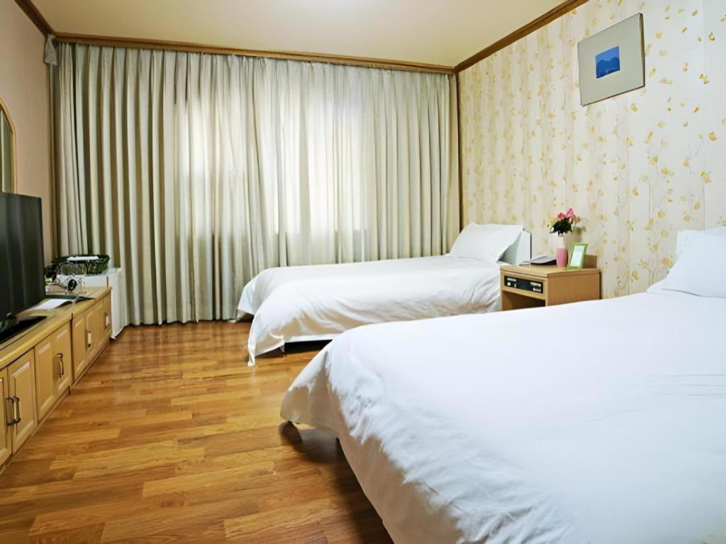 Emerald Hotel Jeju Exterior photo